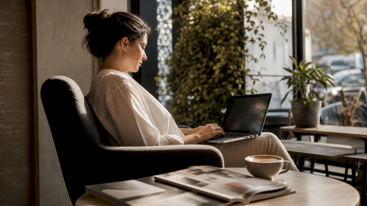 Donna al lavoro al computer in un ambiente di smart working