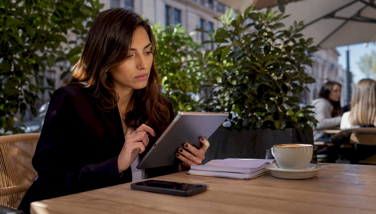 Donna che cerca casa in affitto online mentre lavora da casa
