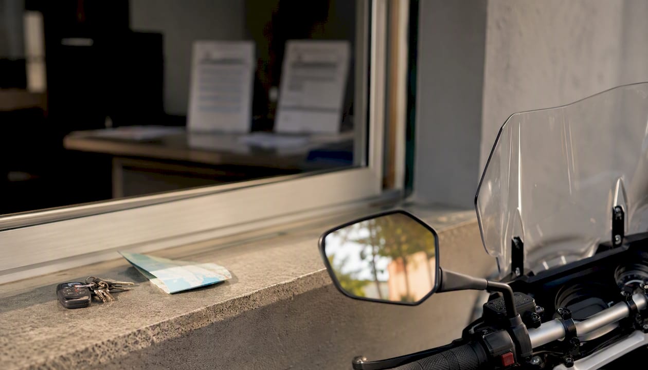 Particolare del manubrio di una moto nei pressi dell’ufficio noleggio