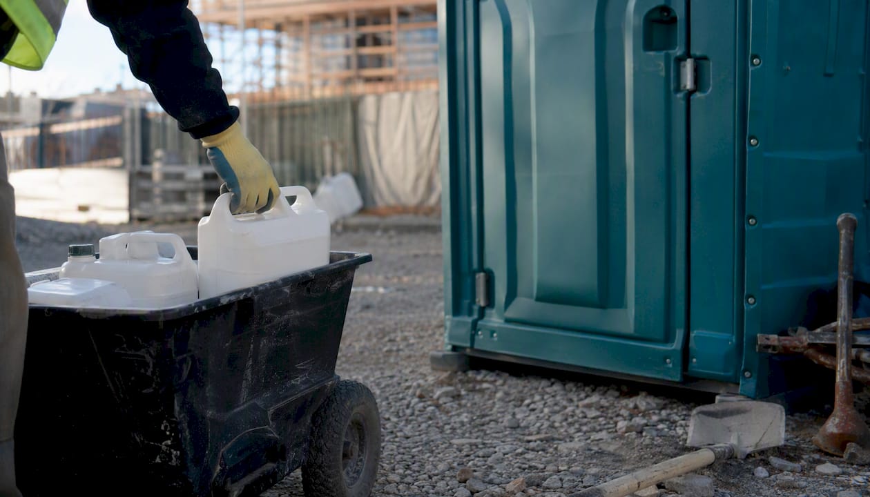 Bagno chimico portatile da cantiere completo di kit per la pulizia