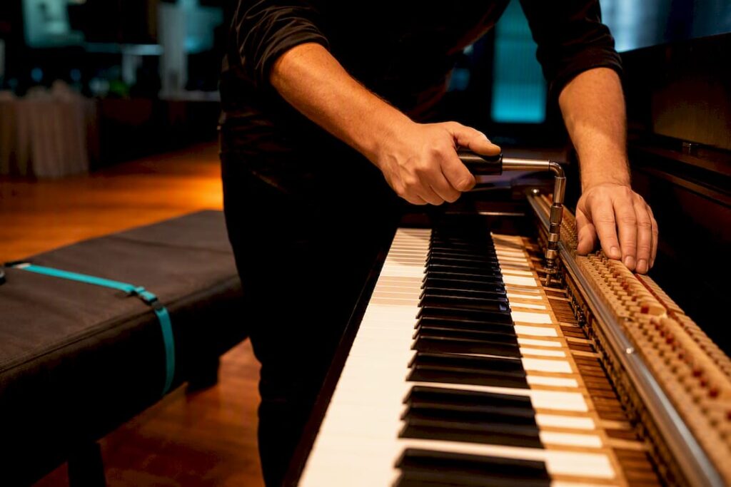 Tecnico che prepara un pianoforte per il noleggio