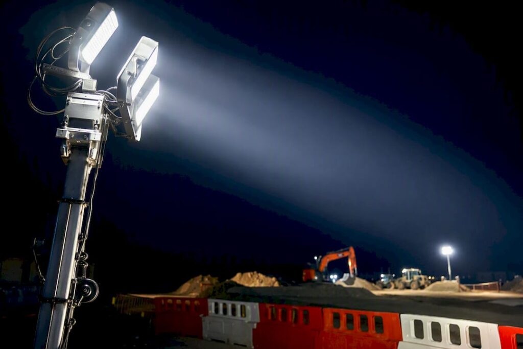 La torre faro illumina un cantiere notturno