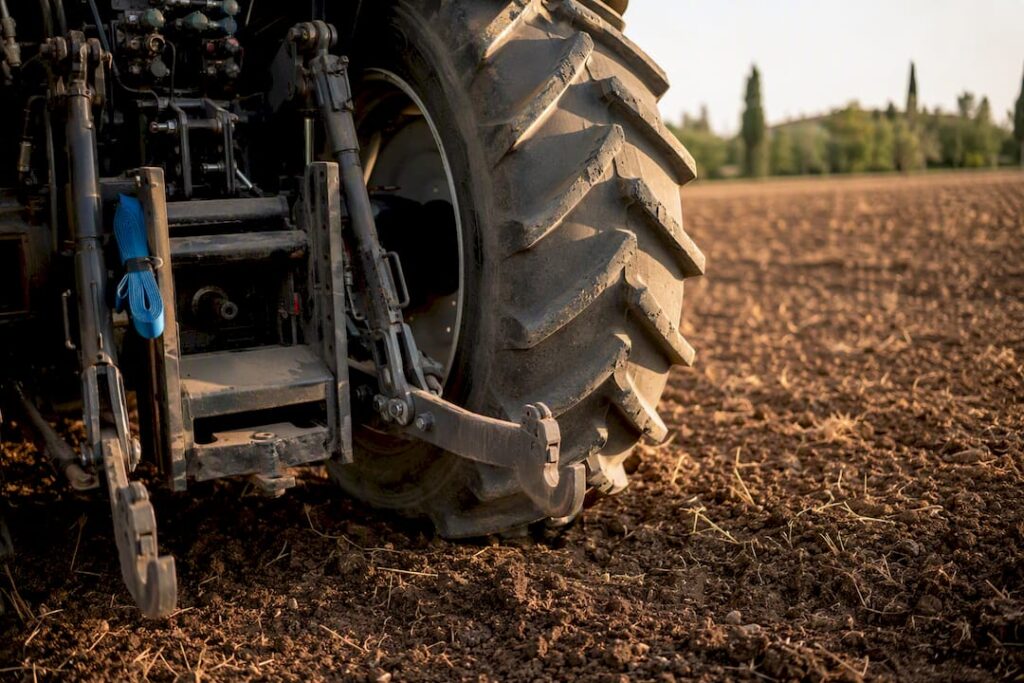 Primo piano di un trattore agricolo nel campo