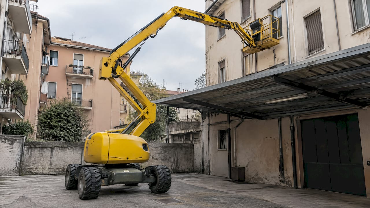 Piattaforma articolata che supera un tetto