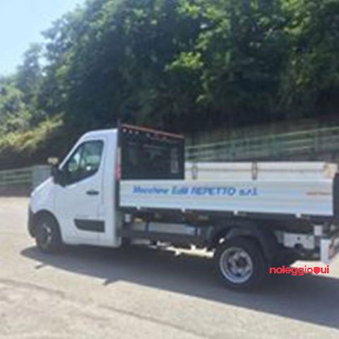 Autocarro Renault Master con cassone 